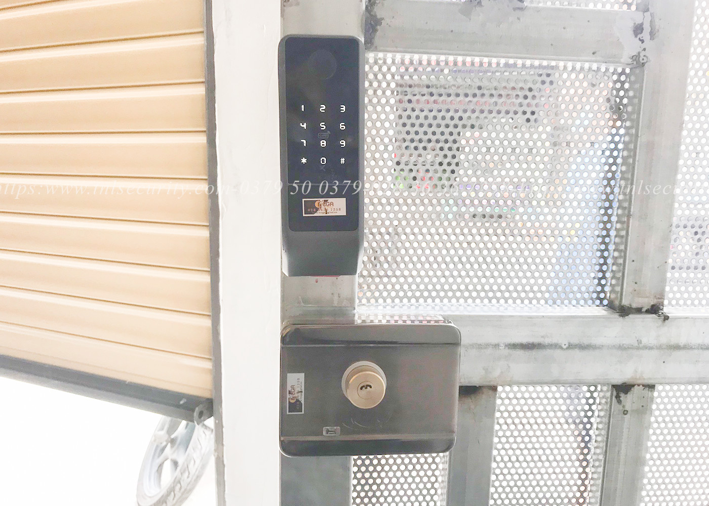 Lap-dat-khoa-pin-van-tay-1-chieu-cong-sat-tai-Phuong-13-Quan-Tan-Binh